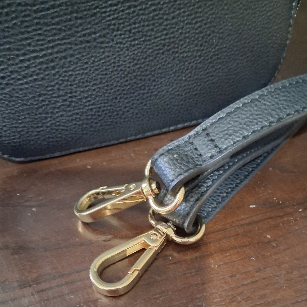 Tommy Hilfiger Camera/Crossbody Bag. - Picture 9 of 9